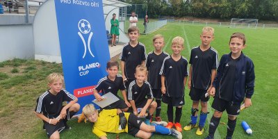 9 chlapců fotbalistů