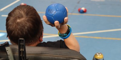 Handicapovaný muž hází míč