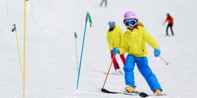 Lyžující dítě na sjezdovce