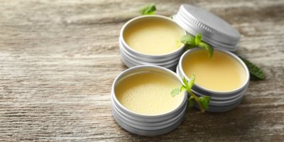 Tři kalíšky s mastí na stole