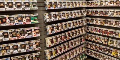 Regályl s figurkami Funko POP!