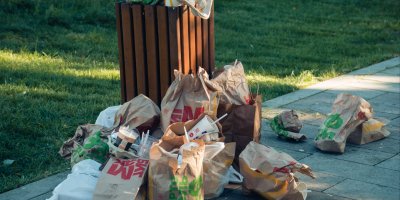Přetékající odpadkový koš s obaly z McDonald's