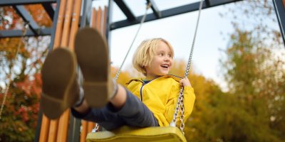 Chlapec na houpačce