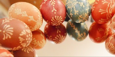 Vajíčka nabarvená přírodními barvami a ozdobená voskem