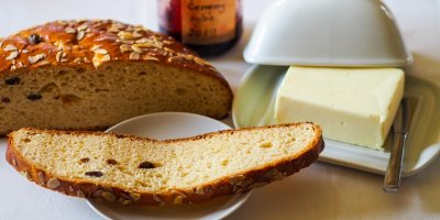 Plátek velikonočního mazance s máslem a marmeládou