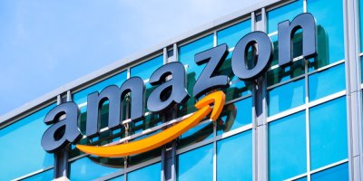 Logo Amazon na fasádě domu