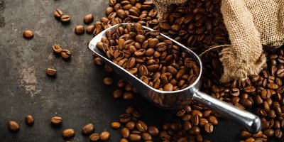 Kávové zrna na naběračce