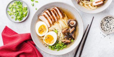 Ramen ze shoyu, nudlí, vajec, shiitake a masa