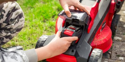 Ruční výměna akumulátoru u sekačky