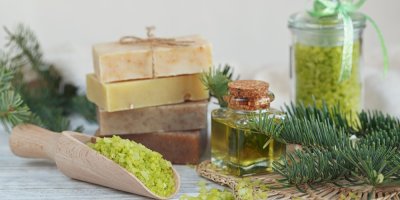 Domácí přípravky z jehličí, jako mýdlo, koupelová sůl a tinktura