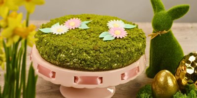 Mechový dort v celku, mechová dekorace ve tvaru zajíce