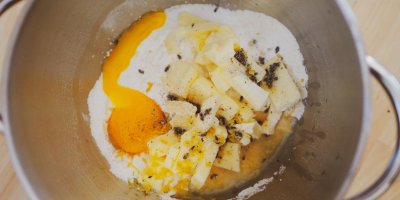 Ingredience na máslové sušenky v hrnci