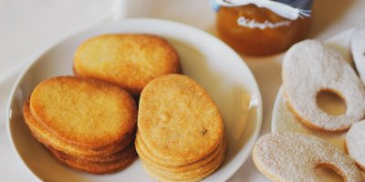 Upečené sušenky připravené na slepování