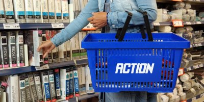 Žena nakupuje v obchodě Action