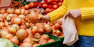 Žena nakupuje cibuli