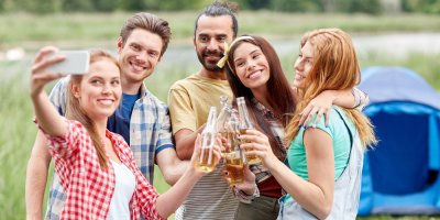 Mladí lidé s lahvemi s pivem