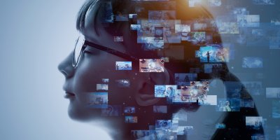 Dívka a záběr mnoha obrazovek