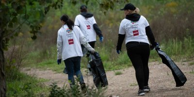 Dobrovolníci uklízí v přírodě