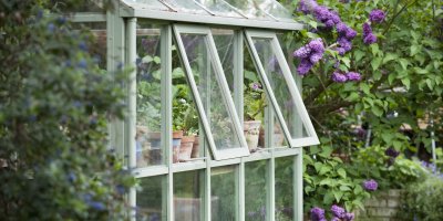 Otevřená okna ve skleníku