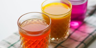 Barvy ze slupek cibule, kurkumy a červeného zelí