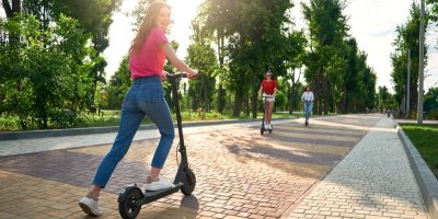 Tři dívky na elektrokolběžkách