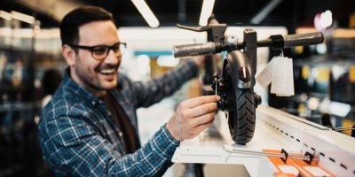 Pán v obchodě vybírá koloběžku