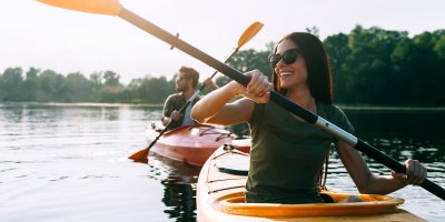 Muž se ženou jedou v kajacích