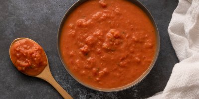 Rajčatová omáčka s vodkou v misce a na vařečce