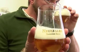Připravené pivo v prášku od Klosterbrauerei Neuzelle.