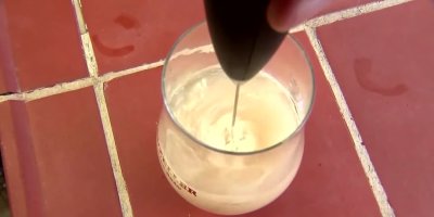 Míchání práškového piva ve vodě