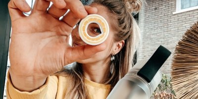 Žena ukazuje aromatickou násadu na lahev Air up