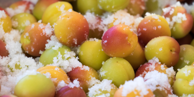 Výroba japonských švestek umeboshi