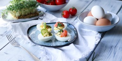 Plněná vejce na talíři