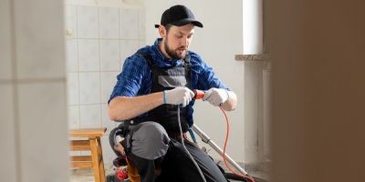 Muž spojuje dva kabely