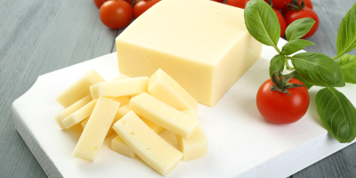 Nakrájený eidam s rajčaty