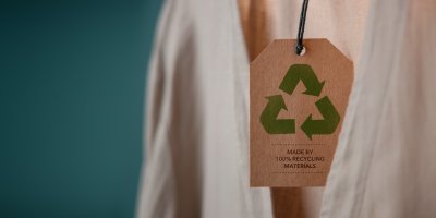 Visačka s informací, že košile je vyrobena z recyklovaných materiálů