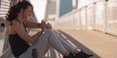 Žena odpočívá a dívá se na krokoměr