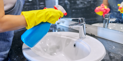 Čištění umyvadla čisticím prostředkem ve spreji