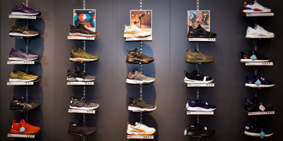 Nabídka obuvi v obchodě Puma