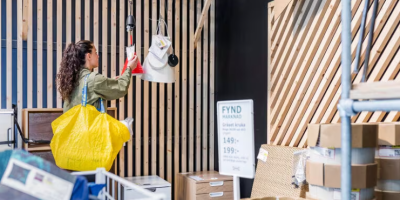 Žena si prohlíží nábytek z Oddělení zlevněného zboží v IKEA