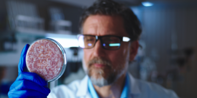 Muž se dívá na laboratorně vyrobené maso