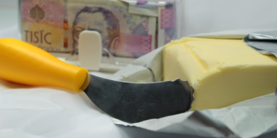 Máslo a v pozadí tisícikoruna