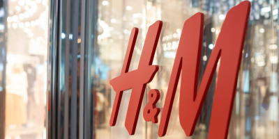 Logo H&M na obchodě