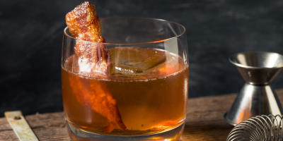 Koktejl Old Fashioned s plátkem slaniny