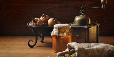 Mišpule na misce, mlýnek a med