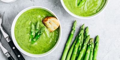 Chřestový krém v misce s chřestem a krutonem