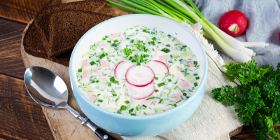 Ředkvičková polévka se lžící na stole