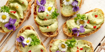 Chleby s avokádovou pomazánkou ozdobené jedlými květy