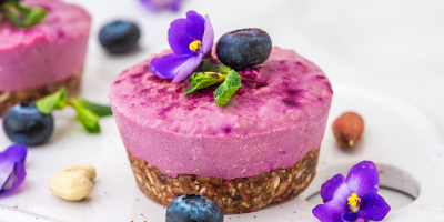 Borůvkový dortík ozdobený jedlým květem