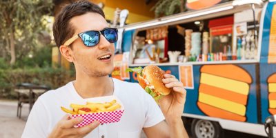 Muž si koupil ve stánku hranolky a hamburger